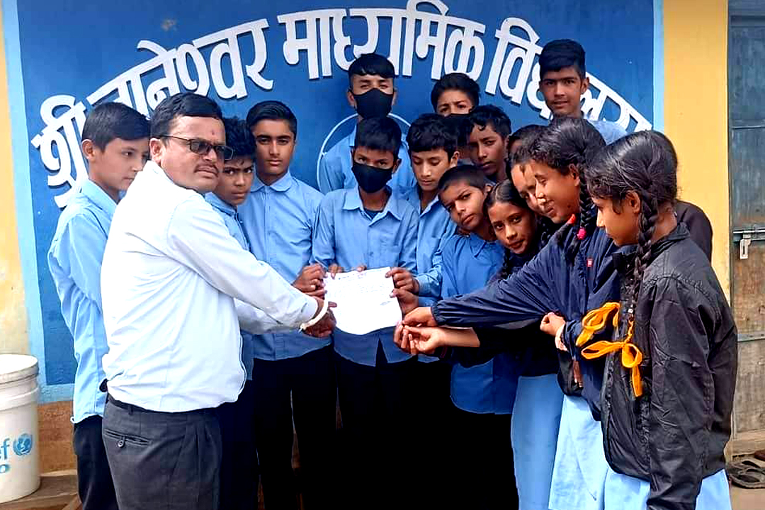 मिर्गौला पिडित पन्तको उपचारकालागि ज्ञानेश्वर माविमा अध्यानरत छात्रछात्राहरुले गरे आर्थिक सहयोग